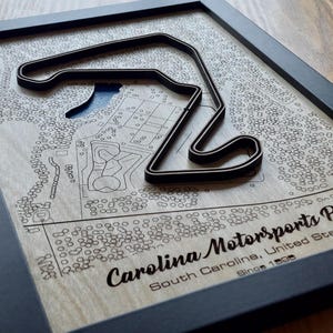 Arte mural de Carolina Motorsports Park / Madera grabada con láser / Efecto acrílico con agua