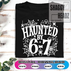Peut inclure: T-shirt noir avec l'inscription blanche "HAUNTED BY 6-7", représentant des toiles d'araignées, des fantômes et des araignées. Le t-shirt est un téléchargement numérique, avec des options de fichiers SVG, PNG, DXF et EPS.