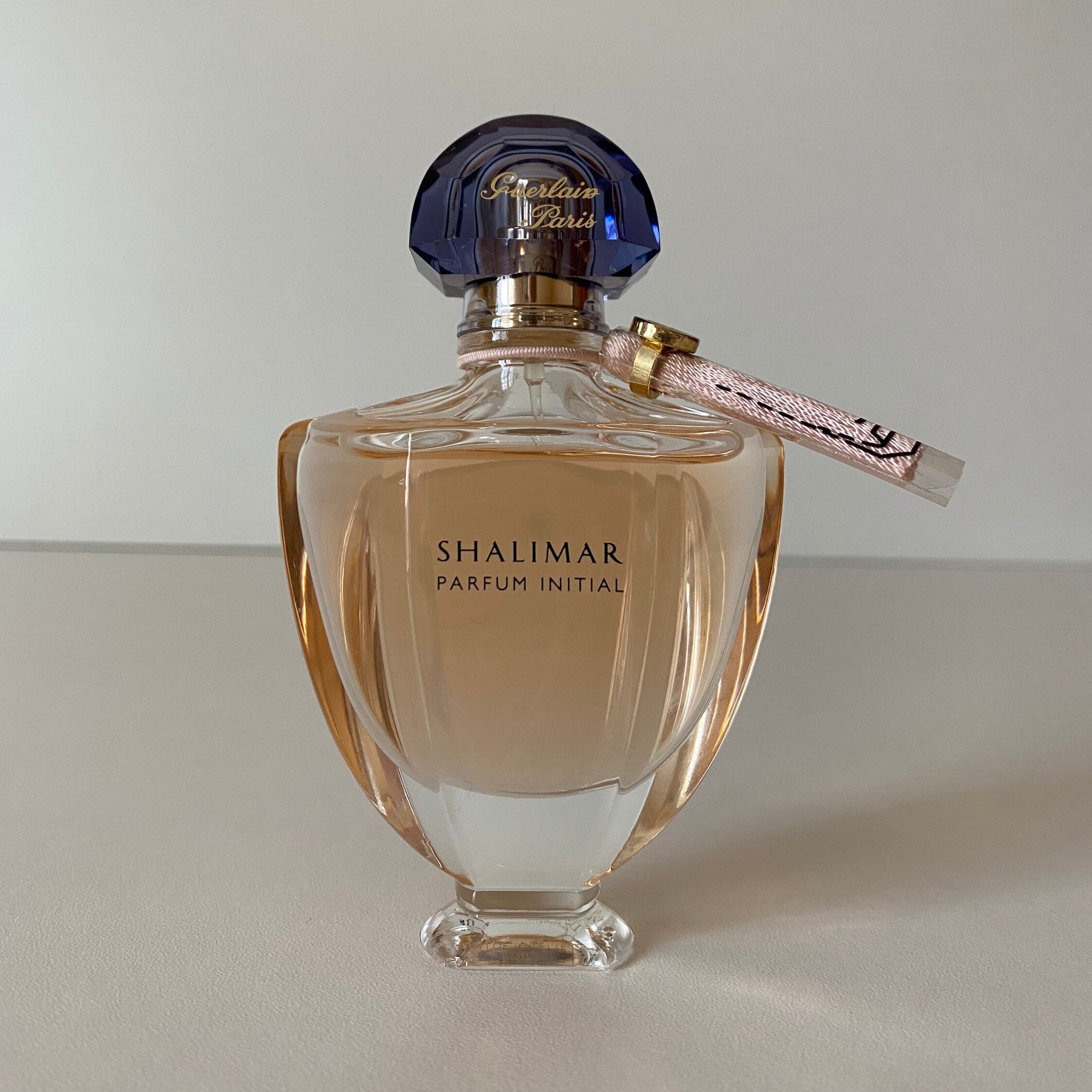 Парфюмерная вода guerlain shalimar parfum initial. Парфюм шалимар от герлен. Аромат герлен шалимар парфюм. Guerlain shalimar parfum initial. Guerlain духи shalimar initial.