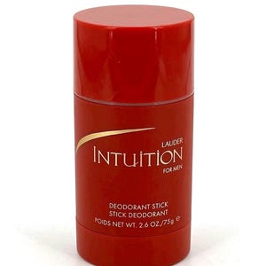 Può includere: Un deodorante in stick cilindrico di colore rosso con tappo rimovibile. L'etichetta riporta il testo LAUDER INTUITION FOR MEN, DEODORANT STICK, STICK DEODORANT e POIDS NET WT. 2.6 OZ./75g e in caratteri bianchi e dorati sul davanti.