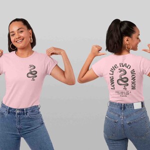 K&ouml;nnte beinhalten: Pinkes T-Shirt mit einem schwarzen Schlangen-Motiv auf der Vorderseite und dem Text "Long Live Bad Women" mit einem Schlangen-Motiv auf der R&uuml;ckseite. Der Text enth&auml;lt auch "One hell of a good time 1993".
