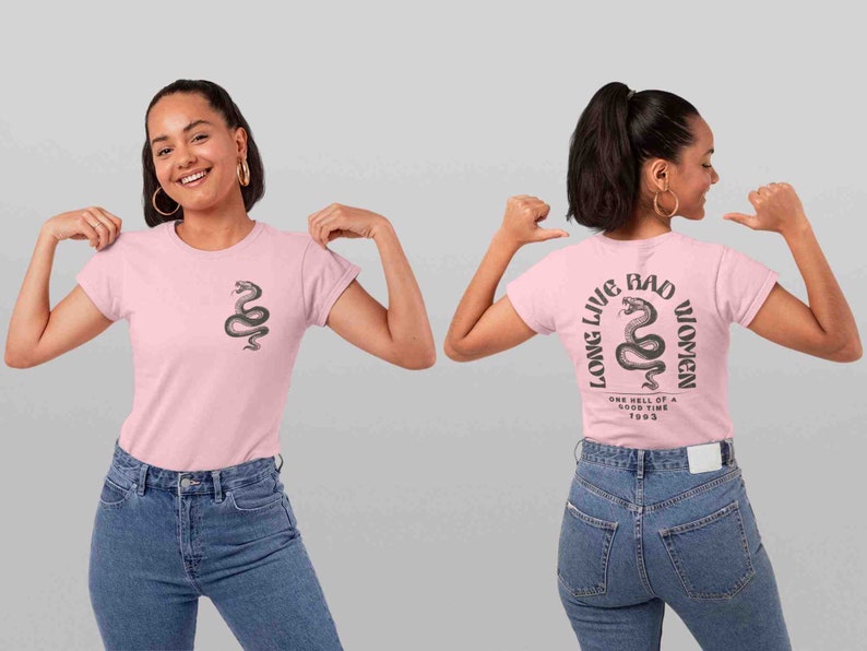 K&ouml;nnte beinhalten: Pinkes T-Shirt mit einem schwarzen Schlangen-Motiv auf der Vorderseite und dem Text "Long Live Bad Women" mit einem Schlangen-Motiv auf der R&uuml;ckseite. Der Text enth&auml;lt auch "One hell of a good time 1993".