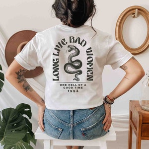 K&ouml;nnte beinhalten: Wei&szlig;es T-Shirt mit einem schwarzen Schlangen-Motiv und dem Text "Long Live Bad Women" und "One Hell of a Good Time 1993".