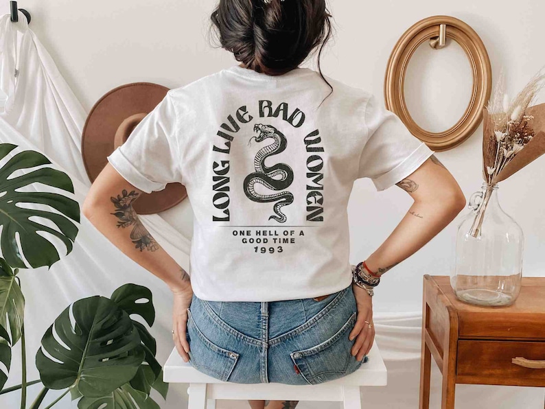 K&ouml;nnte beinhalten: Wei&szlig;es T-Shirt mit einem schwarzen Schlangen-Motiv und dem Text "Long Live Bad Women" und "One Hell of a Good Time 1993".