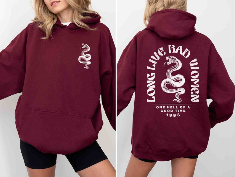 K&ouml;nnte beinhalten: Ein weinroter Hoodie mit einem wei&szlig;en Schlangen-Motiv auf der Vorderseite und einem wei&szlig;en Motiv auf der R&uuml;ckseite, das "Long Live Bad Women" mit einem Schlangen-Motiv und "One hell of a good time 1993" sagt.