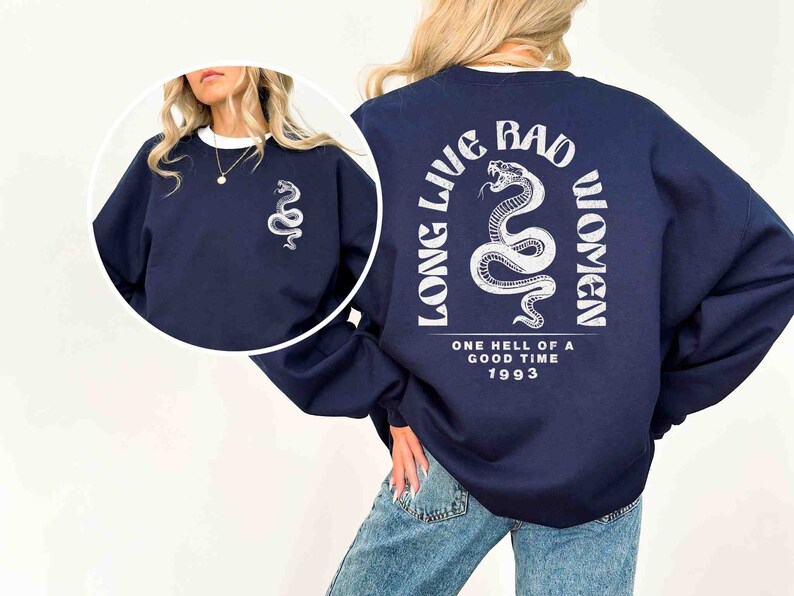 K&ouml;nnte beinhalten: Navyblauer Sweatshirt mit einem wei&szlig;en Schlangen-Motiv und dem Text "Long Live Bad Women" auf der R&uuml;ckseite. Der Text enth&auml;lt auch "One Hell of a Good Time 1993".