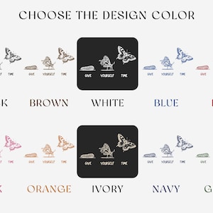 Pu&ograve; includere: Una tabella colori che mostra dieci varianti di un design grafico con un bruco, una crisalide e una farfalla con il testo GIVE YOURSELF TIME. I colori includono nero, marrone, bianco, blu, rosso, rosa, arancione, avorio, blu navy e verde.