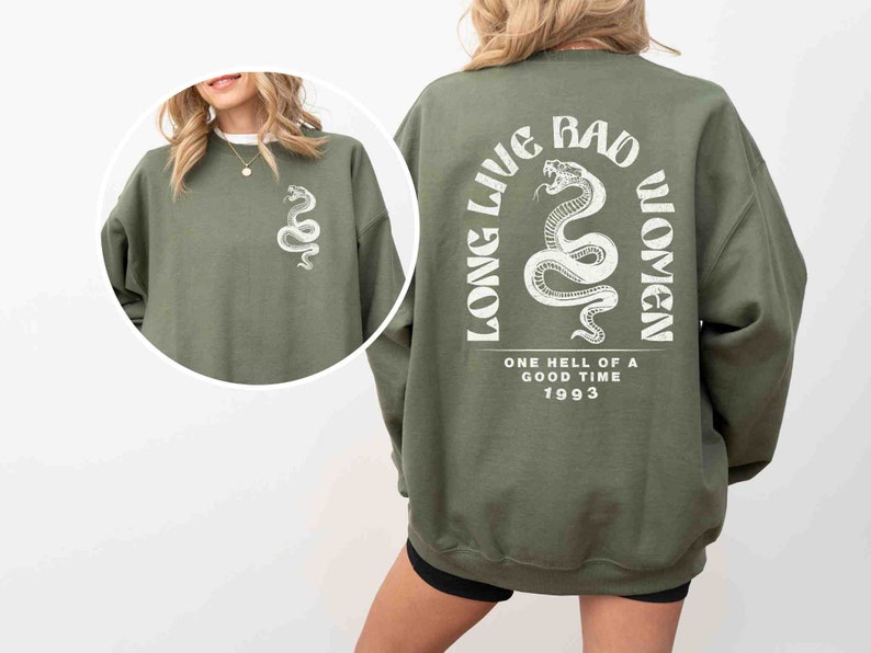 K&ouml;nnte beinhalten: Gr&uuml;ner Sweatshirt mit einem wei&szlig;en Schlangen-Motiv auf der Vorderseite und einem wei&szlig;en Schlangen-Motiv mit dem Text "Long Live Bad Women" und "One Hell of a Good Time 1993" auf der R&uuml;ckseite.