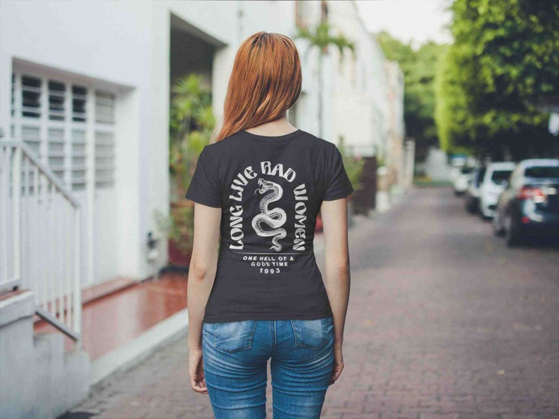 K&ouml;nnte beinhalten: Schwarzes T-Shirt mit einem wei&szlig;en Grafikdruck einer Schlange mit dem Text "Long Live Bad Women" und "One hell of a good time 1993".