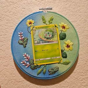Portatarjetas con diseño de Pokémon bordado a mano en forma de hierba / Decoración inspirada en la naturaleza para nerds