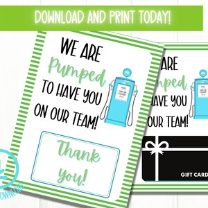 Puede incluir: Dos tarjetas imprimibles con fondo a rayas verde y blanco. Las tarjetas presentan una bomba de gasolina azul con el texto "We are Pumped to have you on our team!" y "Thank you!" La segunda tarjeta tiene una tarjeta de regalo negra con un lazo blanco y el texto "Are pumped to have you on our team!" y "Gift Card".