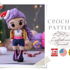 Puede incluir: Muñeca de ganchillo con gorro morado y trenza larga, con chaqueta amarilla, pantalones cortos azules y botas negras. La muñeca tiene un gorro de Papá Noel y es un patrón de ganchillo. El texto "CROCHET PATTERN" y "PDF in English and Spanish" son visibles.