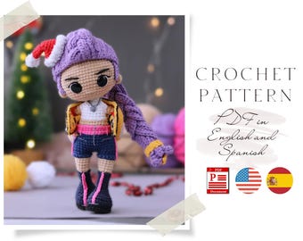 Puede incluir: Muñeca de ganchillo con gorro morado y trenza larga, con chaqueta amarilla, pantalones cortos azules y botas negras. La muñeca tiene un gorro de Papá Noel y es un patrón de ganchillo. El texto "CROCHET PATTERN" y "PDF in English and Spanish" son visibles.