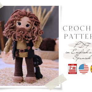 Puede incluir: Patrón de crochet PDF en inglés y español para un personaje de crochet marrón con barba y pelo rizado. El personaje sostiene un pequeño perro de crochet marrón y blanco.