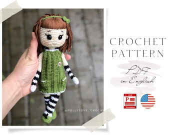 Puede incluir: Patrón de crochet PDF en inglés para una muñeca a rayas verde y blanca con cabello castaño y zapatos negros. El patrón incluye un icono de la bandera de Estados Unidos.