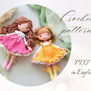 Op de afbeelding: Haakpatroon PDF in het Engels voor twee amigurumi poppen. Eén pop draagt een roze jurk en de andere een gele jurk.