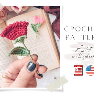 Puede incluir: Patrón de crochet en PDF en inglés para una rosa roja con hojas verdes. El patrón está disponible para descargar digitalmente.