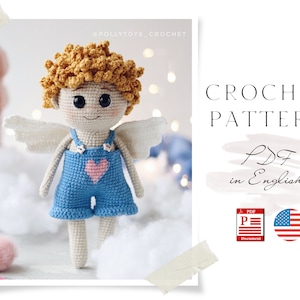 Puede incluir: Patrón de crochet PDF en inglés para una linda muñeca amigurumi ángel con cabello rubio, mameluco azul y alas blancas. El patrón incluye un icono de la bandera de Estados Unidos.