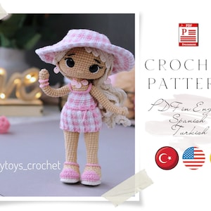 Peut inclure: Patron de crochet pour une poupée portant une robe à carreaux rose et blanc et un chapeau rayé rose et blanc. Le patron est disponible en anglais, espagnol et turc. L'image comprend le texte "CROCHET PATTERN PDF in English Spanish Turkish" et des drapeaux pour la Turquie, les États-Unis et l'Espagne.