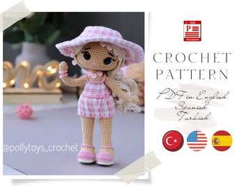 Könnte beinhalten: Häkelanleitung für eine Puppe mit einem rosa-weiß karierten Kleid und einem rosa-weiß gestreiften Hut. Das Muster ist in Englisch, Spanisch und Türkisch verfügbar. Das Bild enthält den Text "CROCHET PATTERN PDF in English Spanish Turkish" und Flaggen für die Türkei, die Vereinigten Staaten und Spanien.