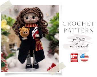 Puede incluir: Patrón de crochet en PDF en inglés para una muñeca de pelo castaño con una bufanda roja y dorada, sosteniendo un libro y un pequeño gato naranja. El patrón incluye un icono de la bandera de Estados Unidos.