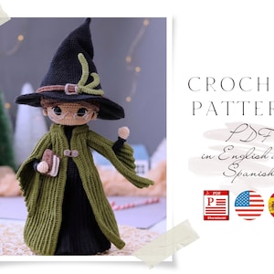 以下が含まれることがあります： 英語とスペイン語で書かれた、緑と黒の帽子をかぶった魔女の人形の編み物パターンPDF。人形は本を持っています。