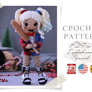 Puede incluir: Patrón de crochet para una muñeca amigurumi de Harley Quinn. La muñeca lleva un traje rojo y azul con un cinturón negro y botas negras. La muñeca sostiene un bate de béisbol. El patrón está disponible en formato PDF en inglés y español.