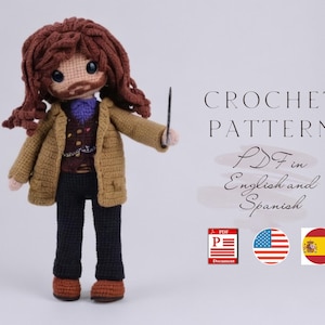 Puede incluir: Muñeco de ganchillo con cabello castaño y barba, con una chaqueta beige y pantalones negros, sosteniendo una varita. La imagen incluye el texto "CROCHET PATTERN PDF in English and Spanish."