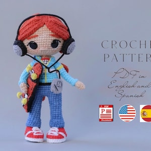 Può includere: Bambola all'uncinetto con cuffie, giacca blu e jeans, che tiene uno skateboard. La bambola ha i capelli rossi e scarpe da ginnastica rosse e bianche. L'immagine include il testo "CROCHET PATTERN" e "PDF in English and Spanish".