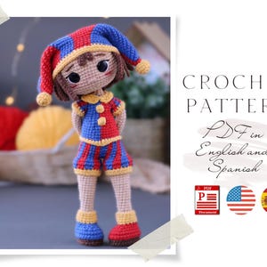Puede incluir: Patrón de crochet en PDF en inglés y español para una muñeca de bufón con un traje rojo, amarillo y azul. La muñeca tiene un sombrero rojo y amarillo con una campana en la parte superior.
