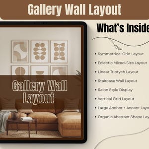 Peut inclure: Une tablette numérique affiche un guide de disposition de murs de galerie. L'écran montre des œuvres d'art encadrées dans un salon, avec le texte "Gallery Wall Layout" et "What's Inside", listant différents styles de disposition.