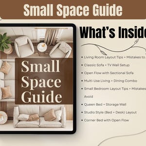 Op de afbeelding: Een digitale tablet toont een "Small Space Guide" met interieuradvies. De gids bevat plattegronden voor woonkamers, slaapkamers en multifunctionele ruimtes. De tablet is zwart met een bruine banner en een lijst met onderwerpen aan de rechterkant.