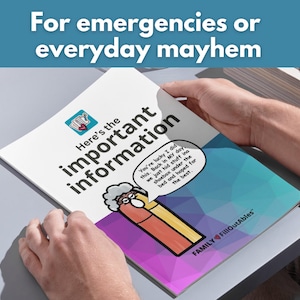 Può includere: Una persona tiene in mano un libretto intitolato "Ecco le informazioni importanti". La copertina presenta un'illustrazione a cartoni animati e il testo "Per emergenze o caos quotidiano". Il libretto è progettato da Family FillOutAbles.