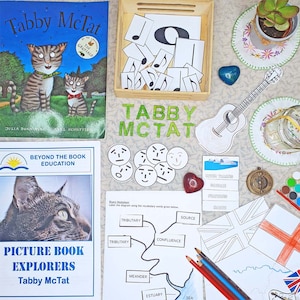 Può includere: Una collezione di materiali educativi per bambini con il libro "Tabby McTat" di Julia Donaldson e Axel Scheffler. I materiali includono un libro, un foglio di lavoro, una mappa, un set di note musicali, un set di espressioni facciali, una pagina da colorare di una chitarra e una pagina da colorare della bandiera britannica.