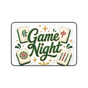 Pode incluir: Um autocolante retangular com o texto Game Night em letra cursiva verde-escura. O design é rodeado por quatro peças de mahjong com marcas verdes e vermelhas, acentuado por pequenas estrelas douradas e ornamentos decorativos em forma de folha.
