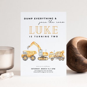 Pode incluir: Um convite de aniversário com tema de construção para um menino chamado Luke que está completando dois anos. O convite apresenta uma escavadeira amarela, um caminhão basculante amarelo e um misturador de concreto amarelo. O texto do convite diz "Dump Everything & join the crew Luke is turning two".