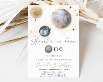 Könnte beinhalten: Eine weiße Karte mit einem goldenen und blauen Monddesign. Der Text auf der Karte lautet "Houston we here one" und "Join us to celebrate Jacob's Birthday".