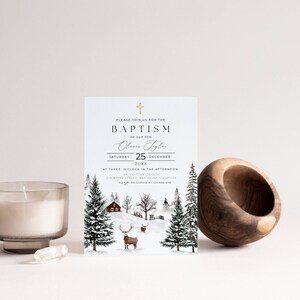 Modelo de convite para batismo de inverno - convite de Natal editável com design de pinheiro e vegetação, perfeito para o batismo do seu filho