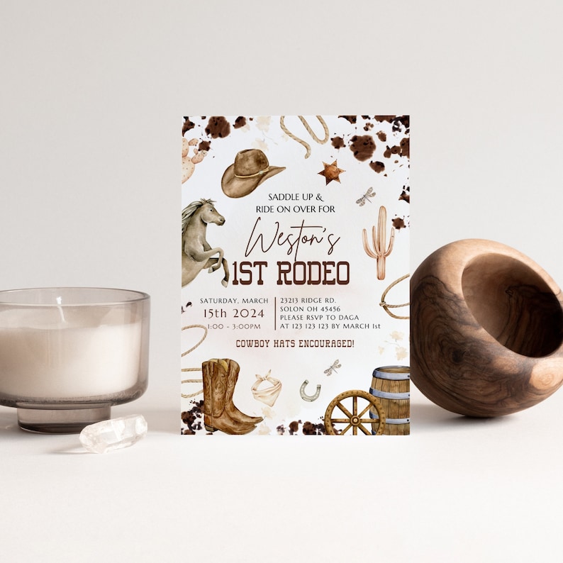 Puede incluir: Una invitaci&oacute;n blanca con texto e ilustraciones marrones para el primer rodeo de un ni&ntilde;o. La invitaci&oacute;n presenta un sombrero de vaquero, una bota, una herradura, una rueda de carro, un cactus, una lib&eacute;lula y un caballo. El texto dice "Saddle Up & Ride On Over For Weston's 1st Rodeo" e incluye la fecha, la hora y la ubicaci&oacute;n del evento. La invitaci&oacute;n tambi&eacute;n anima a los invitados a usar sombreros de vaquero.