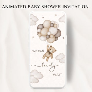 Może przedstawiać: Cyfrowe zaproszenie na baby shower z kreskówkowym misiem trzymającym wiązkę brązowych i beżowych balonów. Tekst brzmi "Ledwo możemy się doczekać".