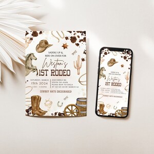 Puede incluir: Una invitaci&oacute;n imprimible para la primera fiesta de rodeo de un ni&ntilde;o. La invitaci&oacute;n presenta un sombrero de vaquero marr&oacute;n, un caballo marr&oacute;n, un cactus y un lazo. El texto de la invitaci&oacute;n dice "Saddle Up & Ride On Over For Weston's 1st Rodeo".