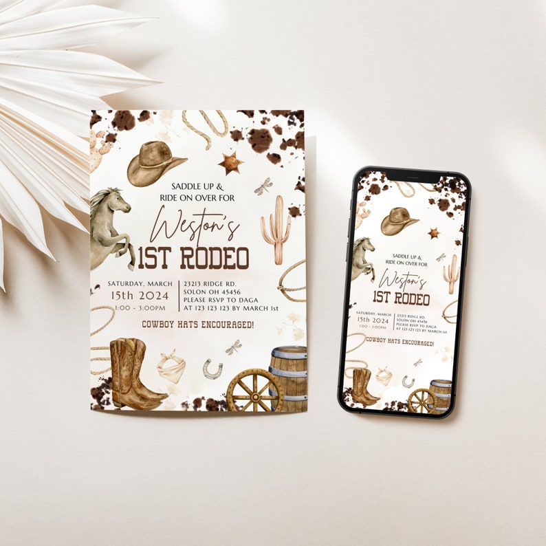 Puede incluir: Una invitaci&oacute;n imprimible para la primera fiesta de rodeo de un ni&ntilde;o. La invitaci&oacute;n presenta un sombrero de vaquero marr&oacute;n, un caballo marr&oacute;n, un cactus y un lazo. El texto de la invitaci&oacute;n dice "Saddle Up & Ride On Over For Weston's 1st Rodeo".