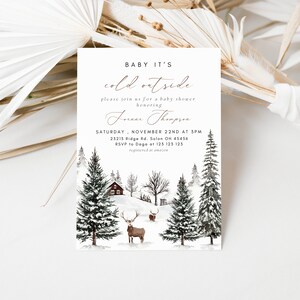 K&ouml;nnte beinhalten: Eine Babyparty-Einladung im Winterwunderland mit einer verschneiten Waldszene, einer H&uuml;tte und Rehen. Der Text lautet "Baby It's Cold Outside" und enth&auml;lt Datum, Uhrzeit und Ort der Veranstaltung. RSVP an Dage unter 125 125 125.