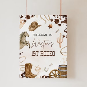 Puede incluir: Un cartel blanco con ilustraciones marrones de tem&aacute;tica vaquera, incluyendo un caballo, un sombrero de vaquero, un cactus y una bota. El texto en el cartel dice "Bienvenido a Weston's 1st Rodeo".