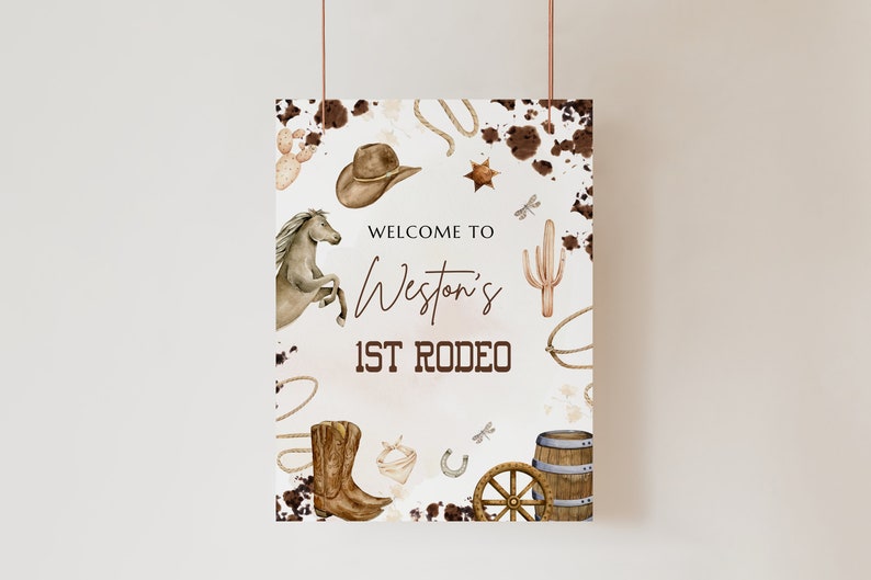 Puede incluir: Un cartel blanco con ilustraciones marrones de tem&aacute;tica vaquera, incluyendo un caballo, un sombrero de vaquero, un cactus y una bota. El texto en el cartel dice "Bienvenido a Weston's 1st Rodeo".