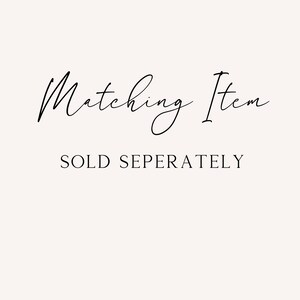 K&ouml;nnte beinhalten: Text, der "Matching Item SOLD SEPARATELY" in einer handschriftlichen Schriftart lautet.