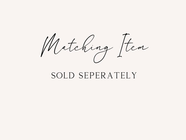 K&ouml;nnte beinhalten: Text, der "Matching Item SOLD SEPARATELY" in einer handschriftlichen Schriftart lautet.
