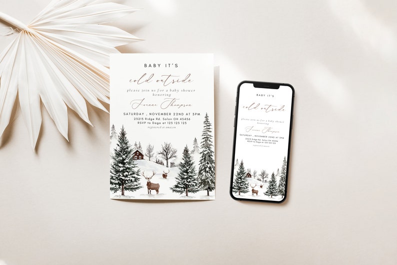K&ouml;nnte beinhalten: Eine Babyparty-Einladung im Winter-Design mit einer verschneiten Waldszene, einer H&uuml;tte und Rehen. Der Text lautet "Baby it's cold outside" und enth&auml;lt das Datum und die Uhrzeit der Veranstaltung.