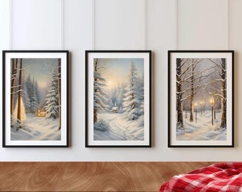 Puede incluir: Tres pinturas enmarcadas de paisajes de invierno con una escena de bosque nevado. La pintura de la izquierda muestra una cabaña con un árbol de Navidad iluminado en el bosque. La pintura del medio muestra un camino a través del bosque con una pequeña cabaña en la distancia. La pintura de la derecha muestra un camino a través del bosque con farolas.