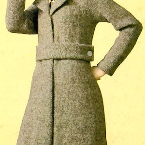 Może przedstawiać: Długi, szary płaszcz z pasującym paskiem i zapięciem na jeden guzik. Płaszcz jest połączony z jasnym kapeluszem i wzorzystym szalikiem. Strój uzupełniają rękawiczki i czarne buty. Płaszcz ma teksturowany wygląd.